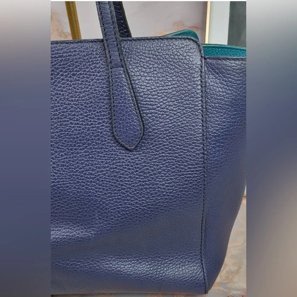 Gucci pebbled swing tote bag blue